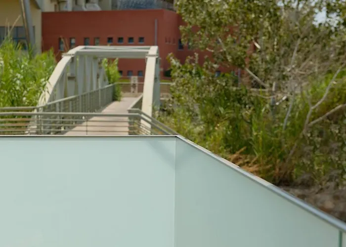 Beachside Apartment-pool-parking *